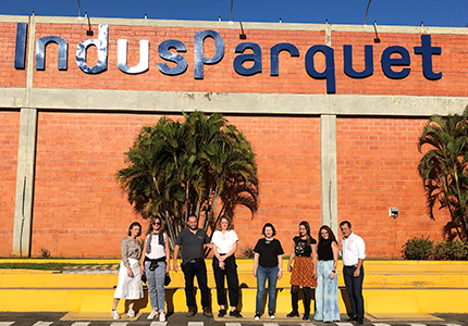 Grupo visita fábrica Indusparquet